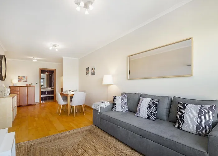 Spacious 2br With Free Parking In By Soulplaces Apartment Lissabon